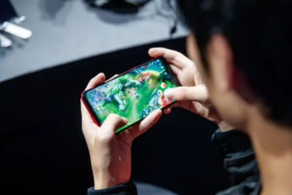 职业电竞选手如何选手机？2025年十大性能怪兽实测降温3℃
